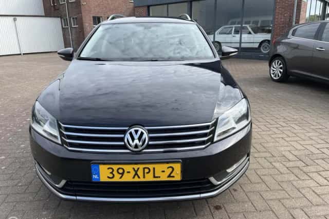Volkswagen Passat (2012) thumbnail 2