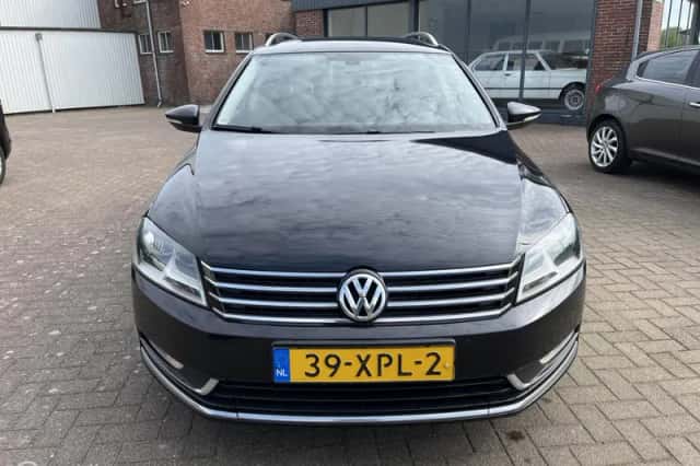 Volkswagen Passat (2012) thumbnail 3