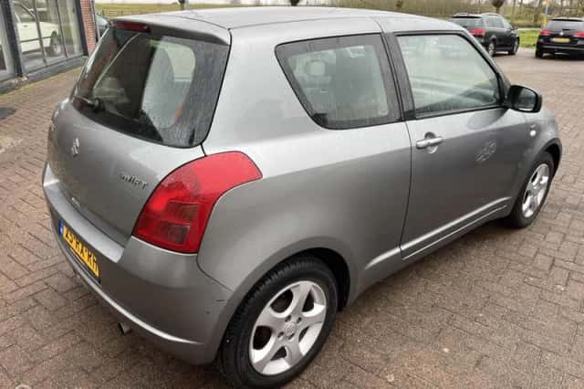 Suzuki Swift (2005) thumbnail 4