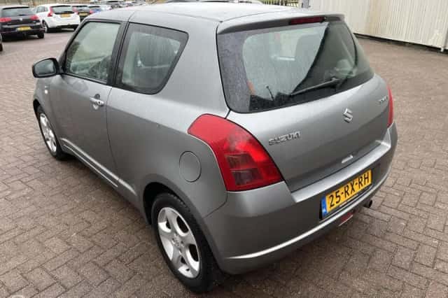 Suzuki Swift (2005) thumbnail 5
