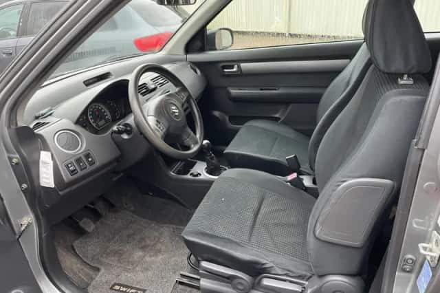 Suzuki Swift (2005) thumbnail 6