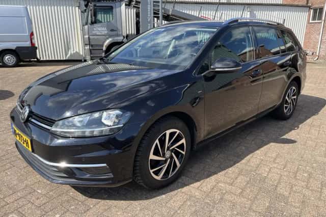 Volkswagen Golf (2018) thumbnail 1