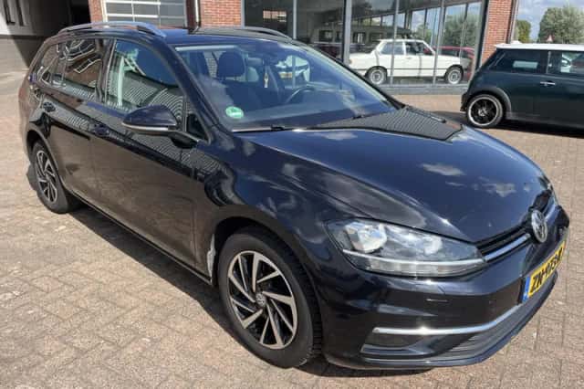 Volkswagen Golf (2018) thumbnail 3