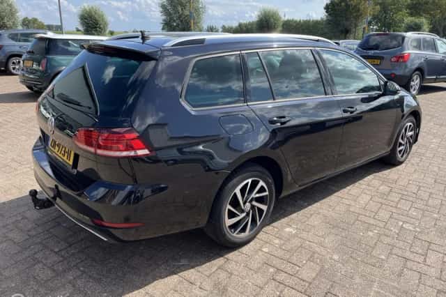Volkswagen Golf (2018) thumbnail 4