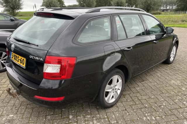 Škoda Octavia (2014) thumbnail 4