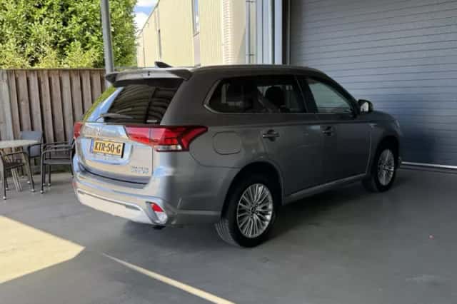 Mitsubishi Outlander (2019) thumbnail 2