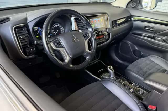 Mitsubishi Outlander (2019) thumbnail 3