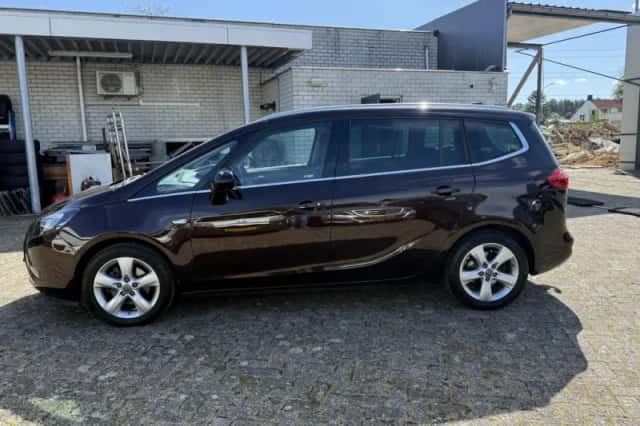 Opel Zafira (2016) thumbnail 4