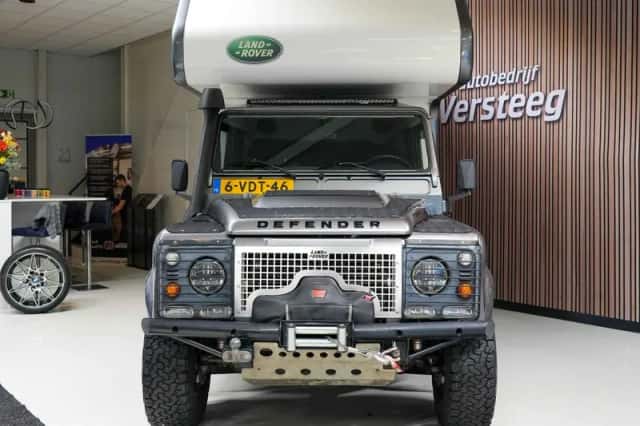 Land Rover Defender (2009) thumbnail 2