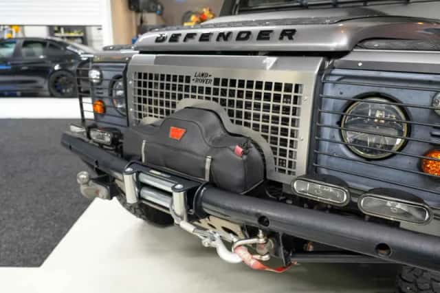 Land Rover Defender (2009) thumbnail 4