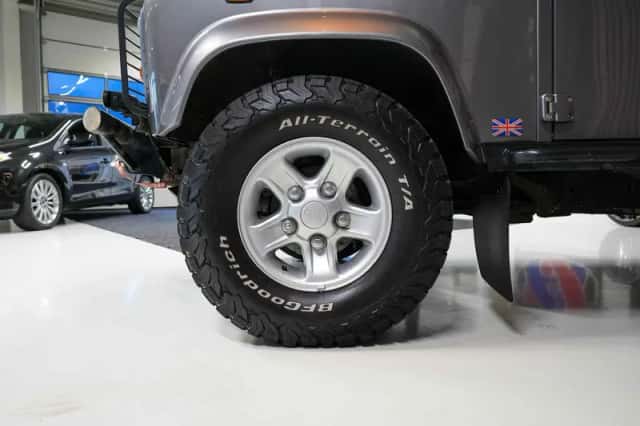 Land Rover Defender (2009) thumbnail 6