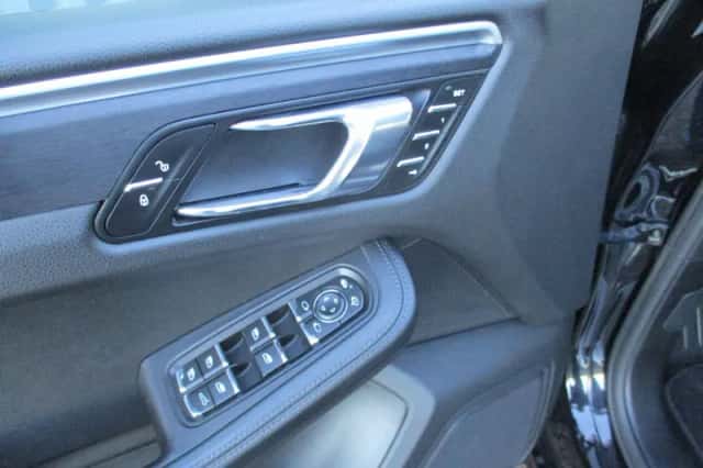 Porsche Macan (2017) thumbnail 6