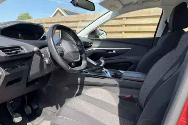 Peugeot 3008 (2018) thumbnail 2