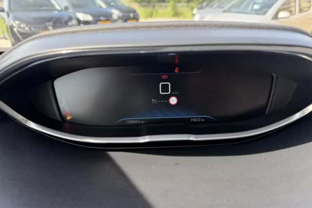 Peugeot 3008 (2018) thumbnail 6