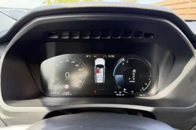 Volvo XC90 (2015) thumbnail 2