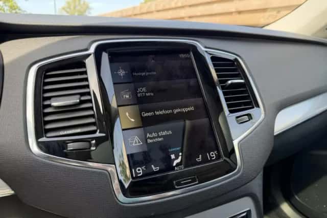 Volvo XC90 (2015) thumbnail 3