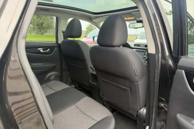 Nissan Qashqai (2015) thumbnail 4