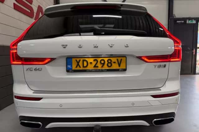 Volvo XC60 (2018) thumbnail 3