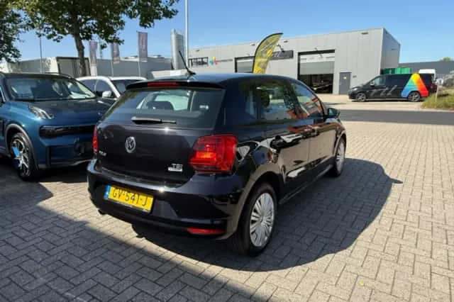 Volkswagen Polo (2015) thumbnail 2
