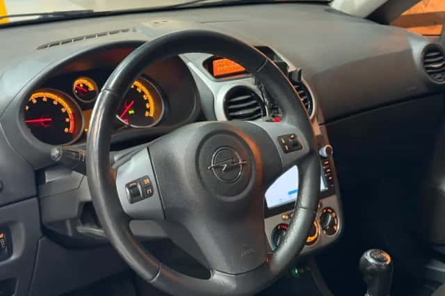 Opel Corsa (2013) thumbnail 3
