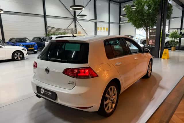 Volkswagen Golf (2016) thumbnail 2