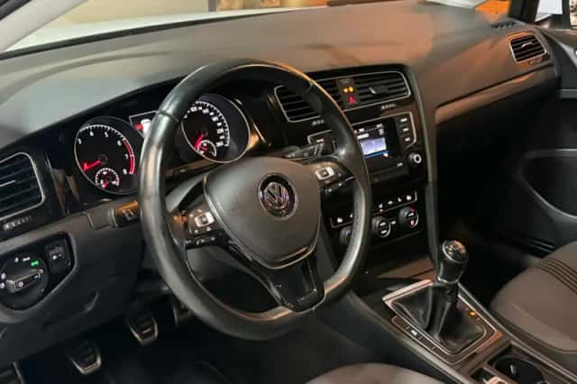 Volkswagen Golf (2016) thumbnail 4