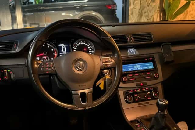 Volkswagen Passat (2011) thumbnail 2
