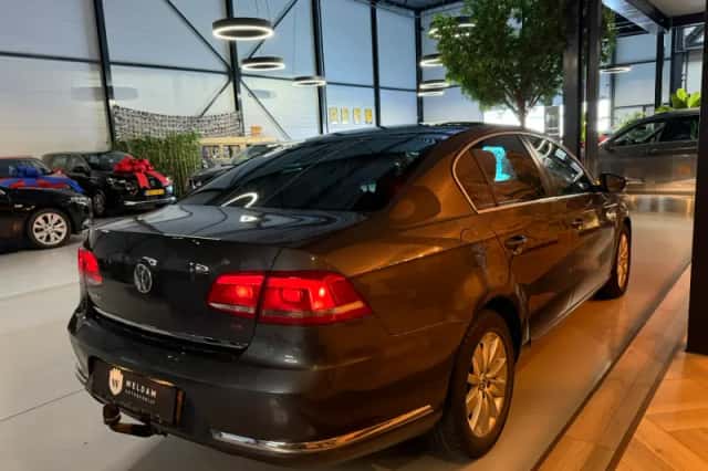 Volkswagen Passat (2011) thumbnail 3