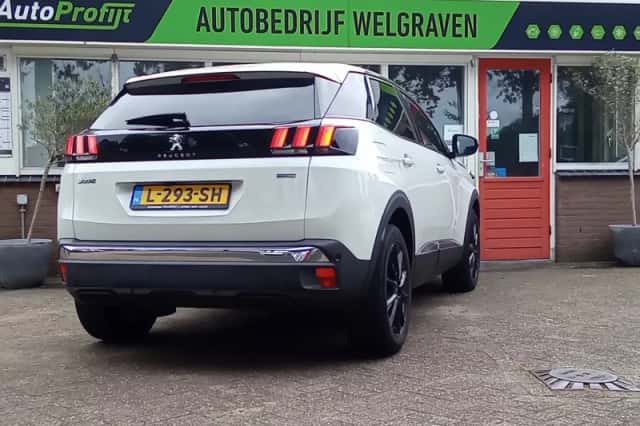 Peugeot 3008 (2017) thumbnail 2