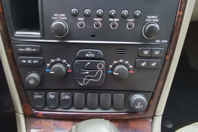 Volvo V70 (2004) thumbnail 3
