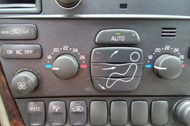 Volvo V70 (2004) thumbnail 5