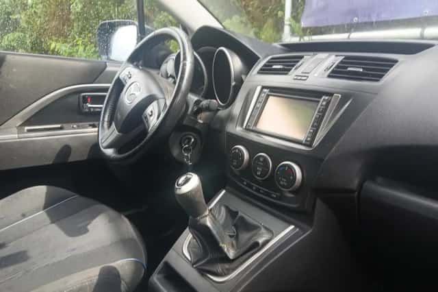 Mazda 5 (2012) thumbnail 3
