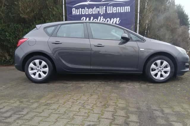 Opel Astra (2016) thumbnail 2