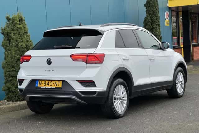 Volkswagen T-Roc (2021) thumbnail 2