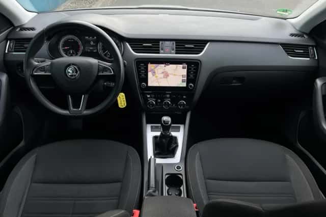 Škoda Octavia (2019) thumbnail 3