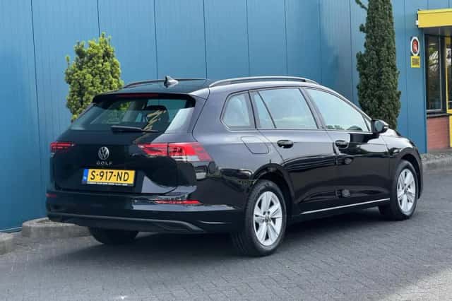 Volkswagen Golf (2023) thumbnail 2