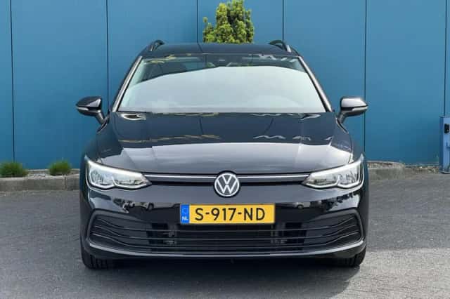 Volkswagen Golf (2023) thumbnail 3