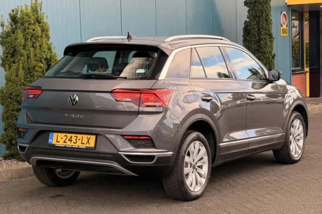 Volkswagen T-Roc (2021) thumbnail 2