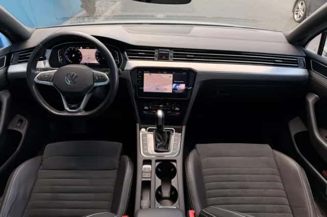 Volkswagen Passat (2022) thumbnail 3