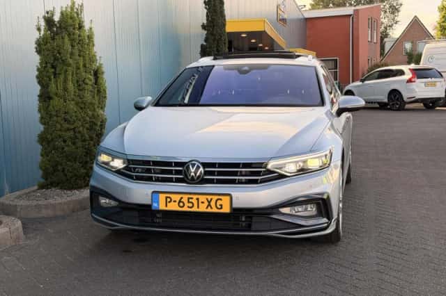 Volkswagen Passat (2022) thumbnail 5