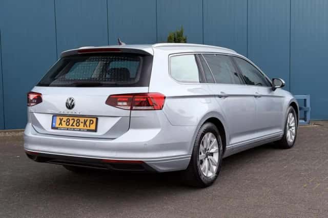 Volkswagen Passat (2023) thumbnail 2