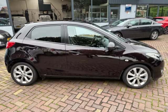 Mazda 2 (2013) thumbnail 2
