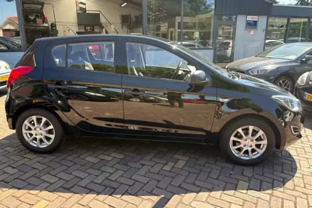 Hyundai i20 (2015) thumbnail 2