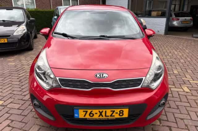 Kia Rio (2012) thumbnail 3