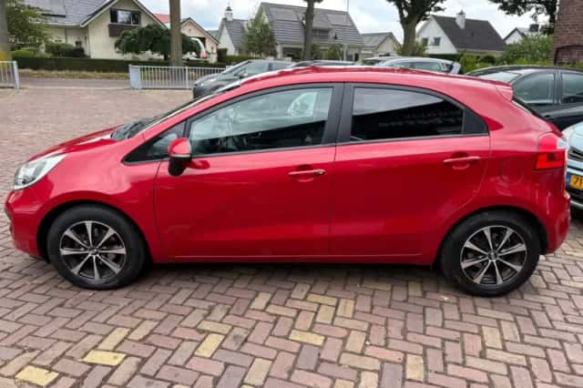Kia Rio (2012) thumbnail 4