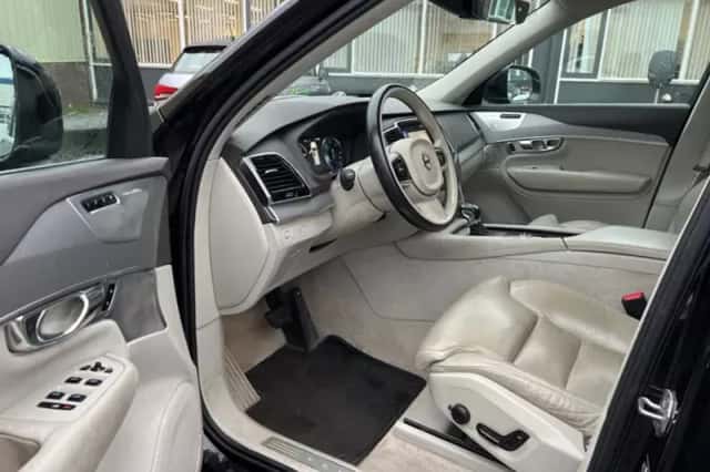 Volvo XC90 (2015) thumbnail 2