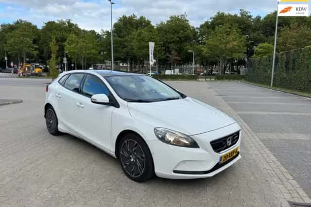 Volvo V40 (2012) thumbnail 1