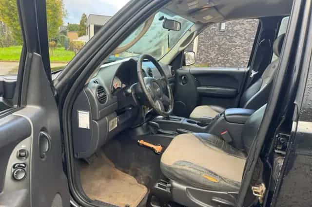 Jeep Cherokee (2004) thumbnail 2