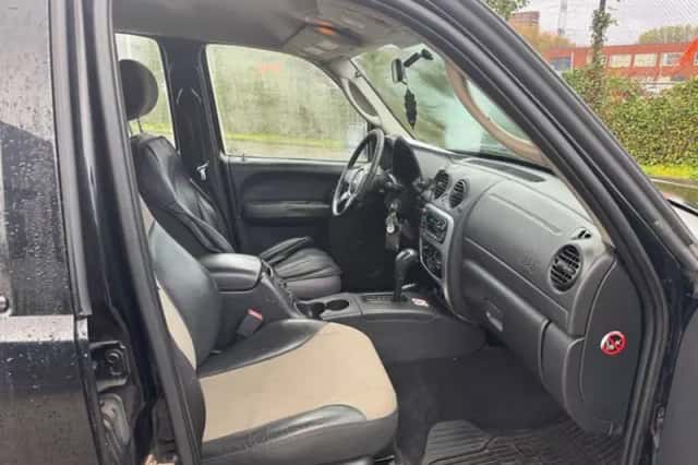 Jeep Cherokee (2004) thumbnail 3