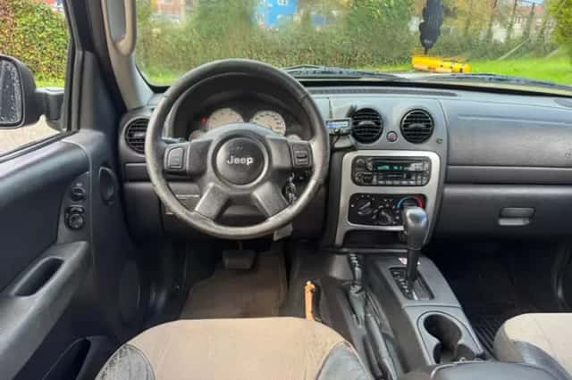 Jeep Cherokee (2004) thumbnail 4